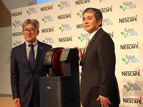 一体型マシンについて発表するネスレ日本の高岡浩三社長（写真左）とアクアクララの赤津裕次郎社長（同右）